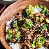 Tigela de carne e brócolis com arroz