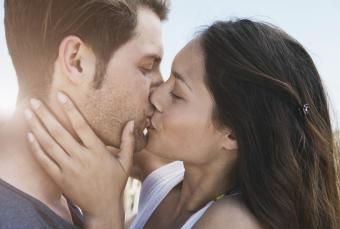 Mulher e homem se beijando