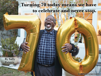 Muž, ktorý držal balóny s číslom 70 a oslavujúcim oslavou 70. narodenín
