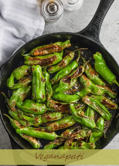 نمای بالا از فلفل شیشیتو تاول زده عسل داغ پخته شده در تابه