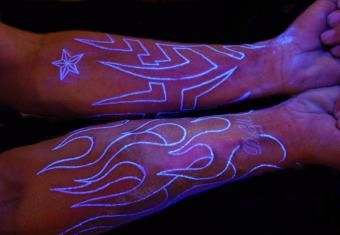 Flames and Tribal blacklight-tatoeage door Richie Streate, The Dungeon Inc. | Foto met dank aan Richie Street