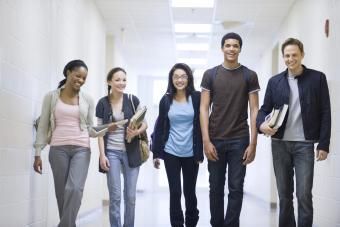 Alunos do ensino médio andando pelo corredor da escola