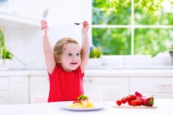 Criança comendo macarrão