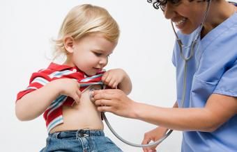 Criança e enfermeira com estetoscópio