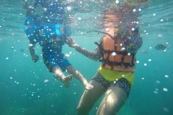 امرأة وفتى يسبح تحت سطح البحر