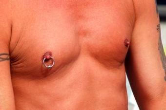 Brystvorte piercing