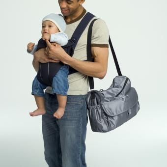 아기와 기저귀 어깨 가방을 가진 남자