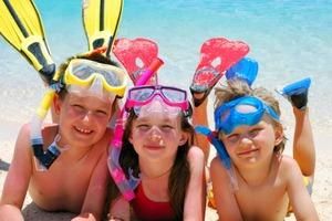 Dzieci na plaży ze sprzętem do nurkowania?