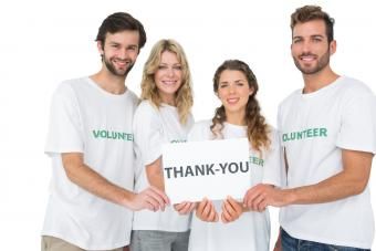 frivillige som holder takkebrett