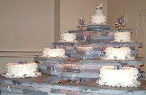 Sete bolos de casamento em uma barraca de bolo em cascata