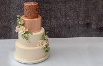 עוגת חתונה עם ארבע קומות