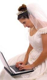Una sposa chì scrive i so voti nantu à un laptop