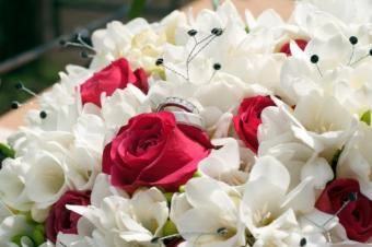 https://cf.ltkcdn.net/weddings/images/slide/143004-637x424r1-Wedding-Rings-and-Flowers1.jpg
