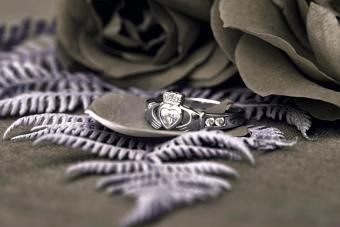 Pierścień Claddagh to tradycyjny irlandzki pierścień, który reprezentuje miłość, lojalność i przyjaźń