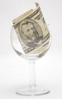 ფულის გამოსახულება ღვინის ჭიქაში