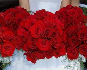 https://cf.ltkcdn.net/weddings/images/slide/107074-498x400-redbouquet10.jpg