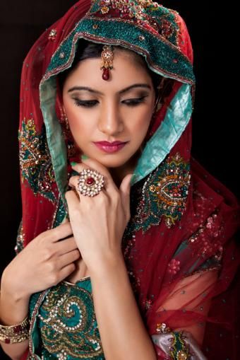 https://cf.ltkcdn.net/weddings/images/slide/150084-566x848r1-Indian-bride.jpg