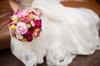 https://cf.ltkcdn.net/weddings/images/slide/245598-850x567-peony-and-rose-bouquet.jpg