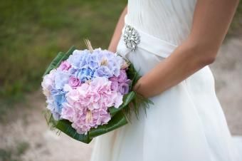 https://cf.ltkcdn.net/weddings/images/slide/245599-850x566-hydrangea-bouquet.jpg