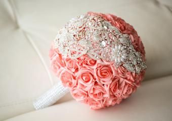 https://cf.ltkcdn.net/weddings/images/slide/245585-850x600-Round-Wedding-Bouquet-with-Beads.jpg