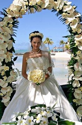 https://cf.ltkcdn.net/weddings/images/slide/106283-261x400-beachflower1.jpg