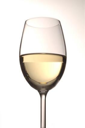 თეთრი ღვინო თეთრი ღვინის ჭიქაში