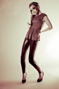 Afbeelding van een model poserend in glanzende legging