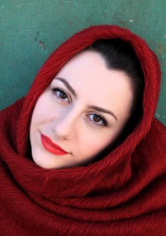 https://cf.ltkcdn.net/womens-fashion/images/slide/150190-581x826r1-Red-fur-shawl-on-head.jpg