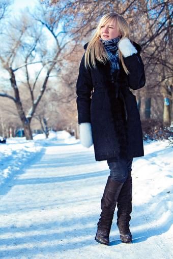 https://cf.ltkcdn.net/womens-fashion/images/slide/200074-567x850-blue-coat-boots-and-jeans.jpg