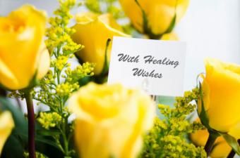 Užuojautos kortelė geltonomis rožėmis