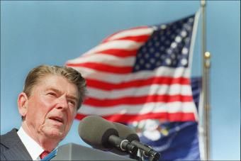 Presidente dos EUA, Ronald Reagan, fazendo um discurso