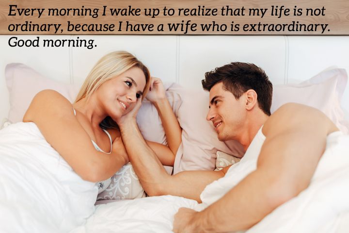 Paar schaut in die Augen mit Guten-Morgen-Nachricht für Frau
